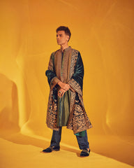 KARAN JOHAR IN DAYIB WITH ODHANA